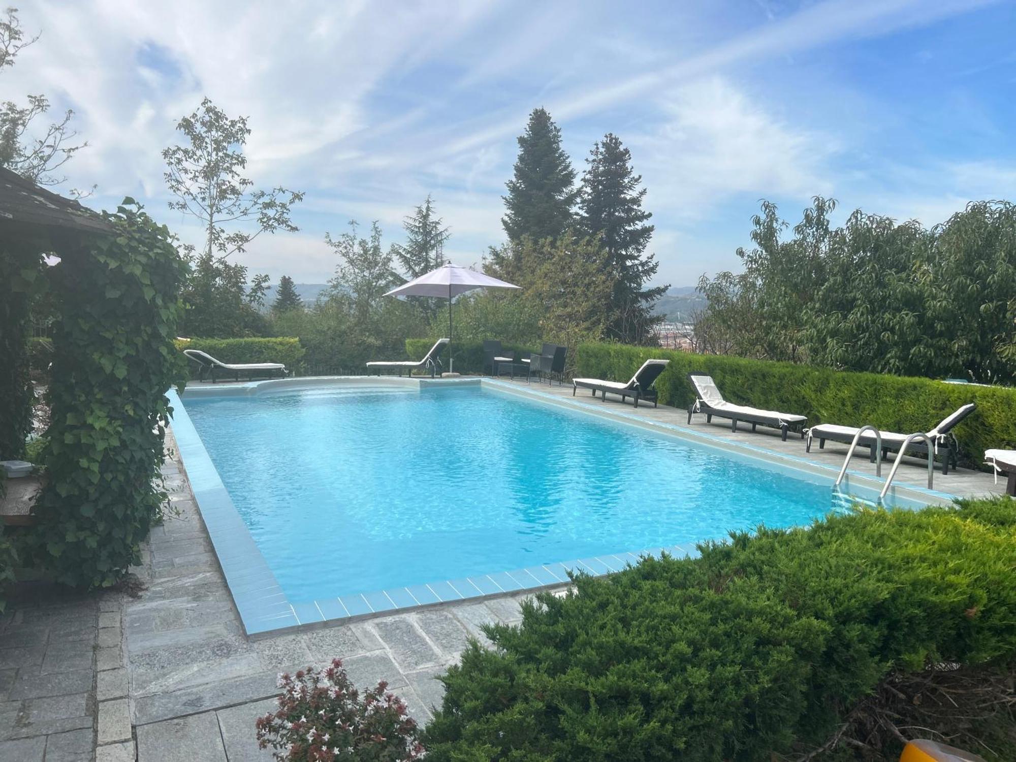 Apartment View With Pool *